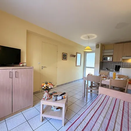 Spacious Duplex Escape In *